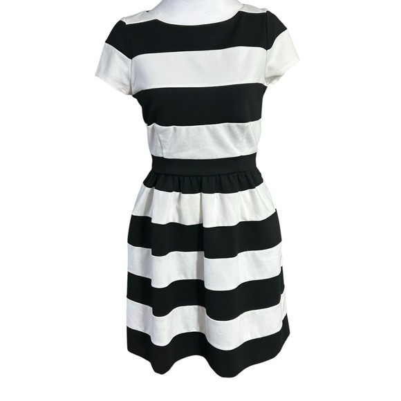 ELLE Women Black & White Striped Cap Sleeve w/Pockets Back Zip Mini Dress Size 6 - Picture 1 of 5